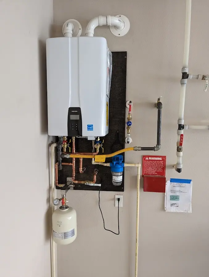 Professional plumber installing copper piping in a Pittsburg home